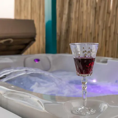 펜션 Irida Luxury 아다마스